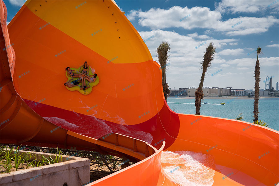 水上樂園設備中的造浪池