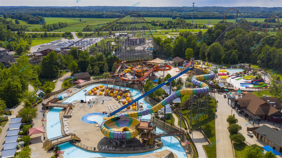 移動水上樂園的充氣水滑梯很熱-7883